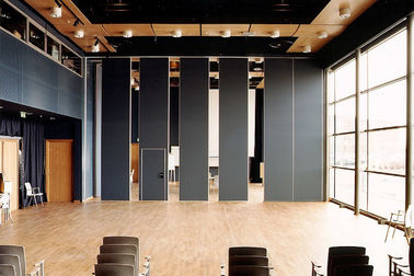 El interior del auditorio adornó las paredes de división movibles de madera/que deslizaban los tabiques