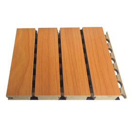 El panel acústico acanalado de madera insonoro de la superficie sólida de la chapa para el sitio de registración