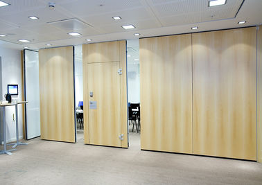 Superficie de madera que dobla las paredes de división operables para la oficina con las puertas deslizantes