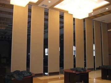 Sonido interior de la sala de conferencias que impermeabiliza las paredes y las divisiones de desplazamiento movibles de la puerta