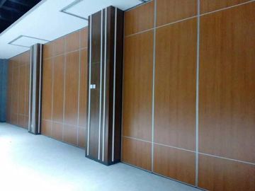 Divisiones de la sala de conferencias de la prueba de los sonidos, paredes plegables de desplazamiento de madera decorativas acabadas de la tela
