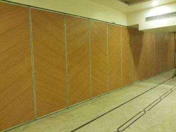 Paredes de división acústicas de desplazamiento de madera del hotel del salón de baile con la puerta sola/doble