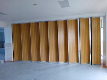 Los paneles de techo de desplazamiento decorativos aislados, pared de división de madera de la sala de reunión