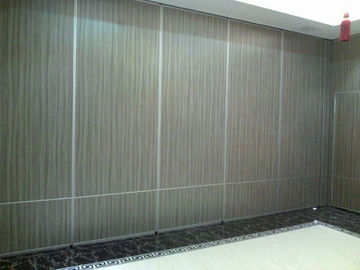 Los paneles de techo de desplazamiento decorativos aislados, pared de división de madera de la sala de reunión
