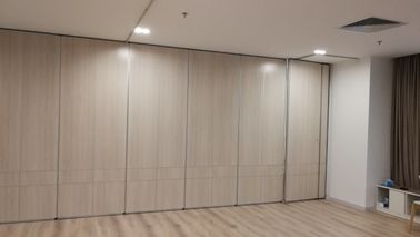 Desplazamiento del panel de madera movible plegable insonoro de las divisiones de la oficina de aluminio de la puerta