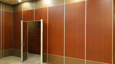 La aduana gestiona el sistema de desplazamiento material decorativo de la ejecución de paredes de división para la sala de clase