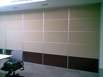 La aduana gestiona el sistema de desplazamiento material decorativo de la ejecución de paredes de división para la sala de clase