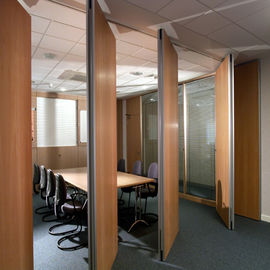 Paredes de divisiones de desplazamiento flexibles de madera de la absorción sana 85m m para la oficina y la sala de reunión