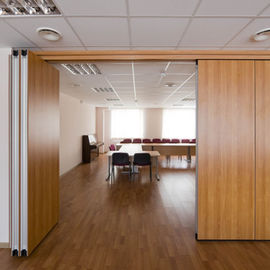 Paredes de divisiones de desplazamiento flexibles de madera de la absorción sana 85m m para la oficina y la sala de reunión