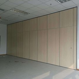 Paredes de división plegables de madera movible de la decoración de la oficina para la función multi Pasillo