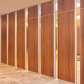 Puertas movibles insonoras que deslizan la superficie de madera ISO9001 de las paredes de división