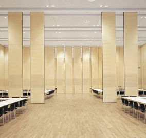 Puertas de plegamiento de aluminio de las divisiones movibles de la sala de clase con el panel decorativo de la madera natural