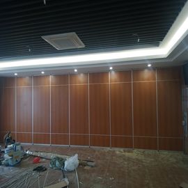Paredes de división acústicas de Pasillo de la pared del hotel de la ejecución del banquete de madera movible del plegamiento Tailandia