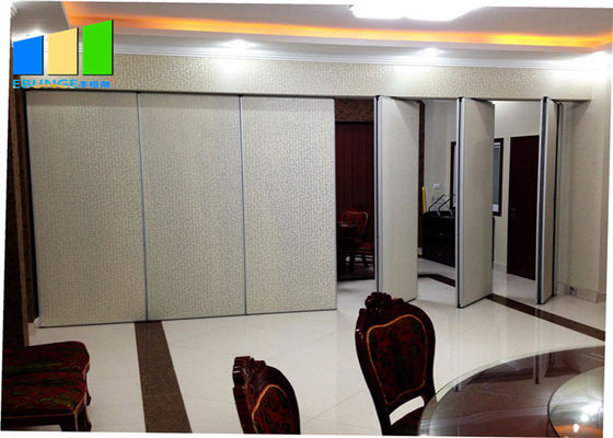 Pared de división plegable colgante de madera acústica movible de la pared de división del hotel de Nigeria con color de la variedad