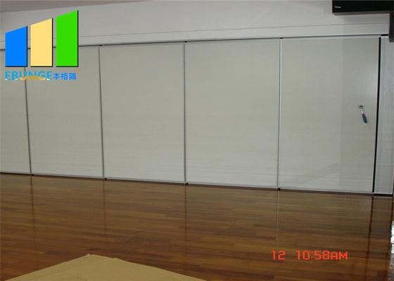 Paredes de división acústicas de madera laminadas blancas de la puerta plegable de la sala de clase de Malasia