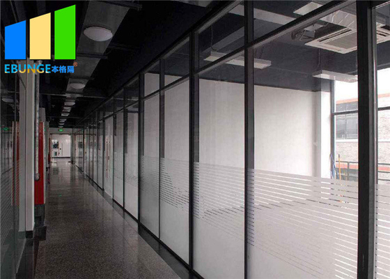 Sistema de partición de vidrio templado incombustible para decoración de oficinas y hoteles