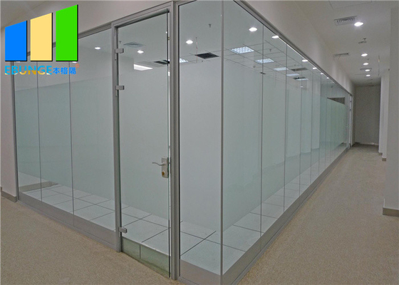 Pared de división de cristal de aluminio de la oficina con las persianas magnéticas y la puerta con bisagras