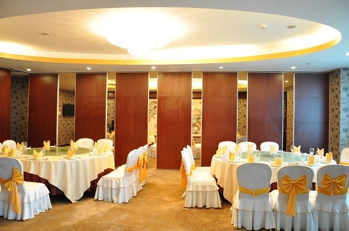 Ideal para uso comercial y de hospitalidad Paredes divisorias deslizantes plegables con tecnología insonorizada